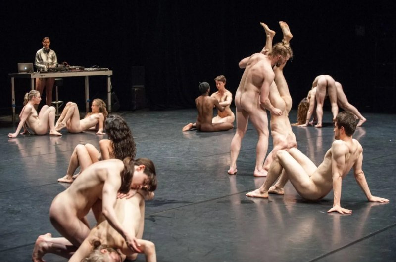 Фото: Male nude theatre голый театр бродвей