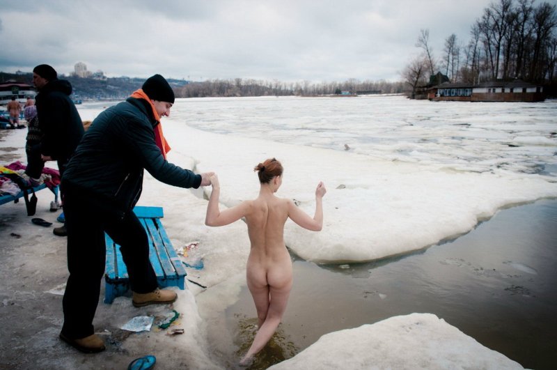 Фото: Купание на крещение голышом