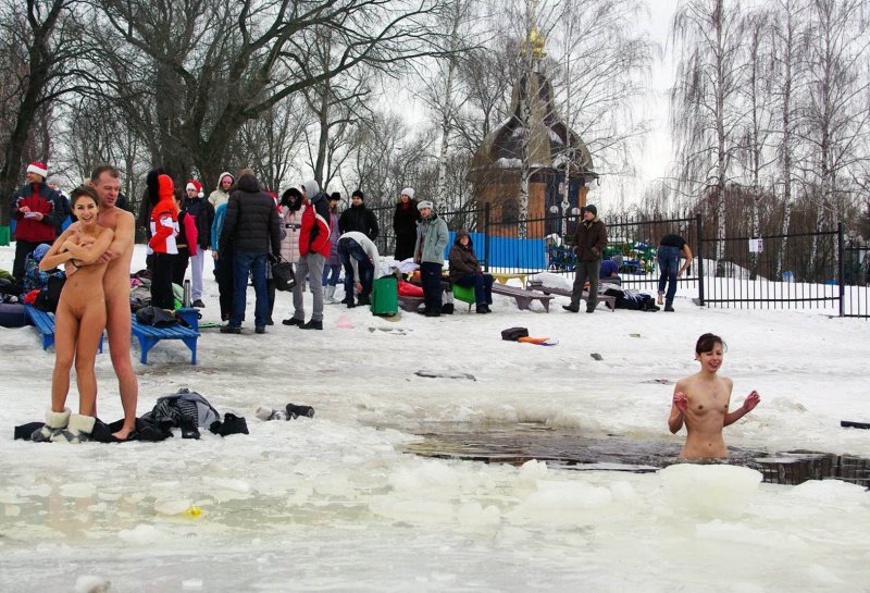 Фото: Голые девки купаются в проруби