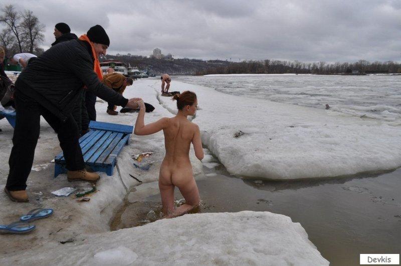 Фото: Голые девки купаются в проруби