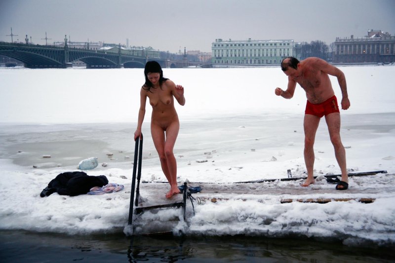 Фото: Купание в проруби голышом