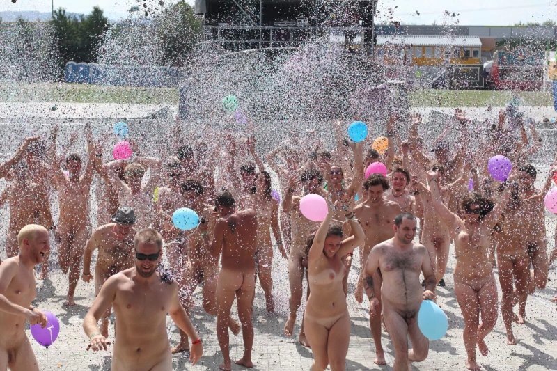 Праздник голышом