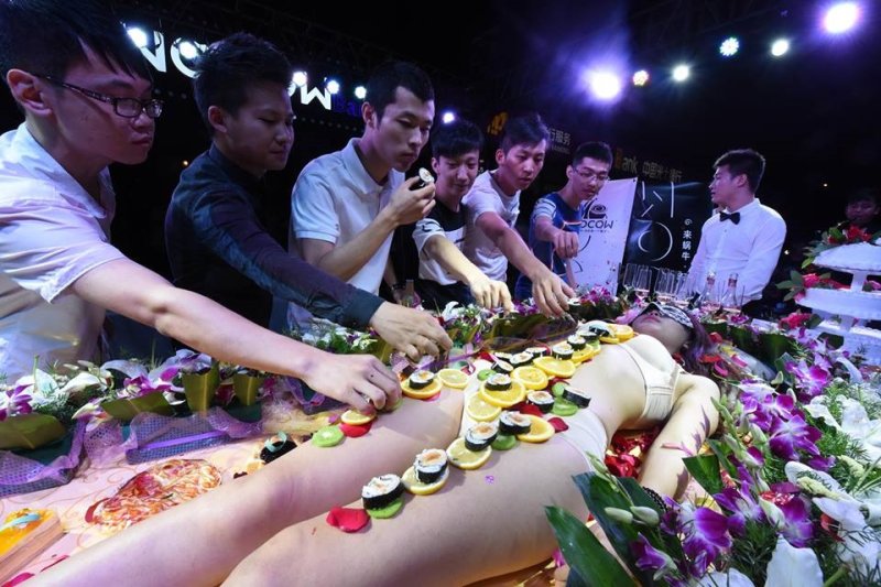 Фото: Nyotaimori япония