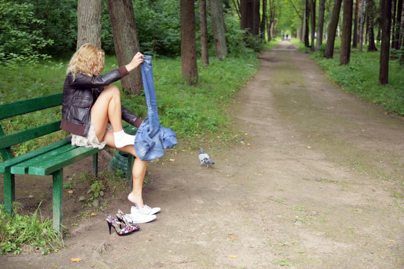 Девушка сидит на лавочке