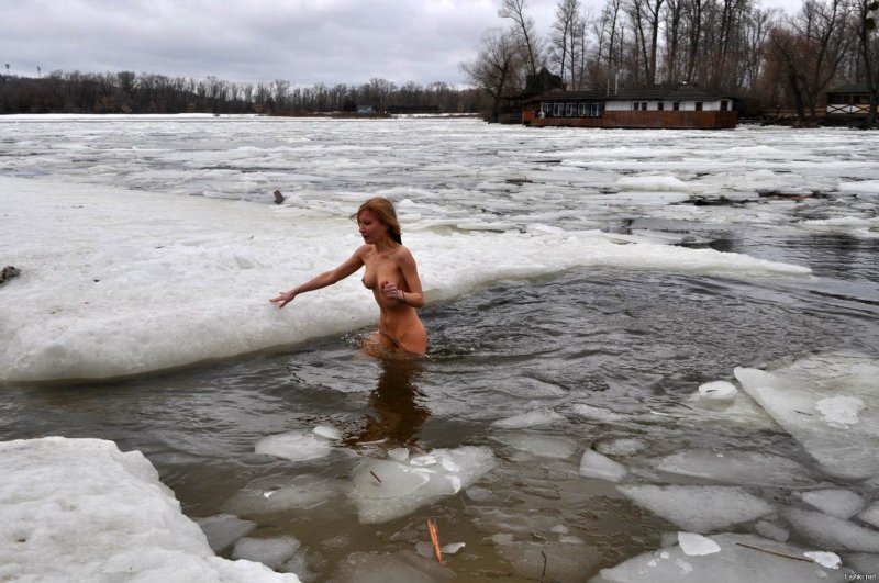 Фото: Зимние купания в проруби