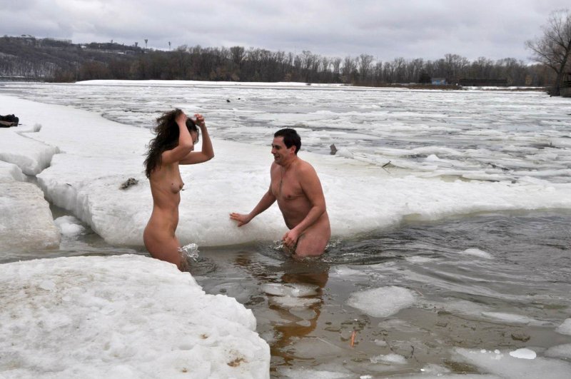 Фото: Голые бабы купаются в проруби