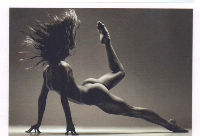 Девушка танцует