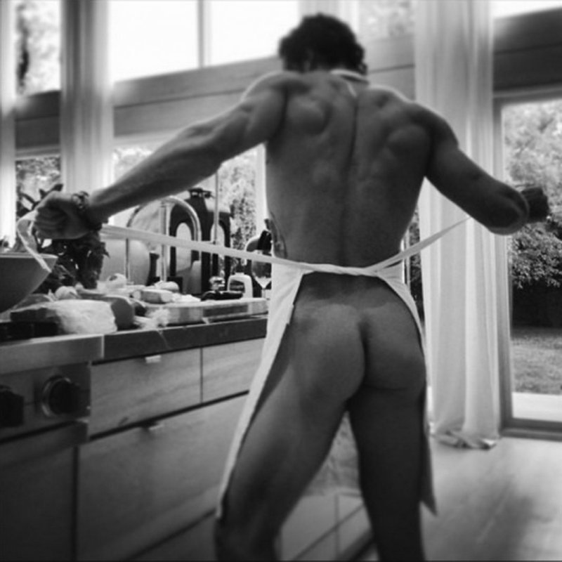 Голый мужчина на кухне