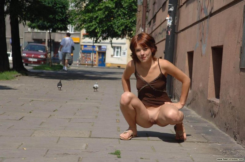 Писающие девушки на улице