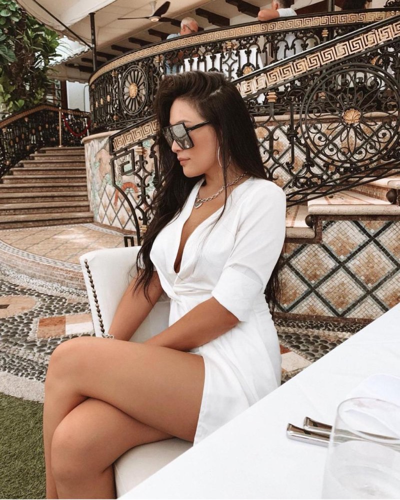 Брюнетка в белом пиджаке