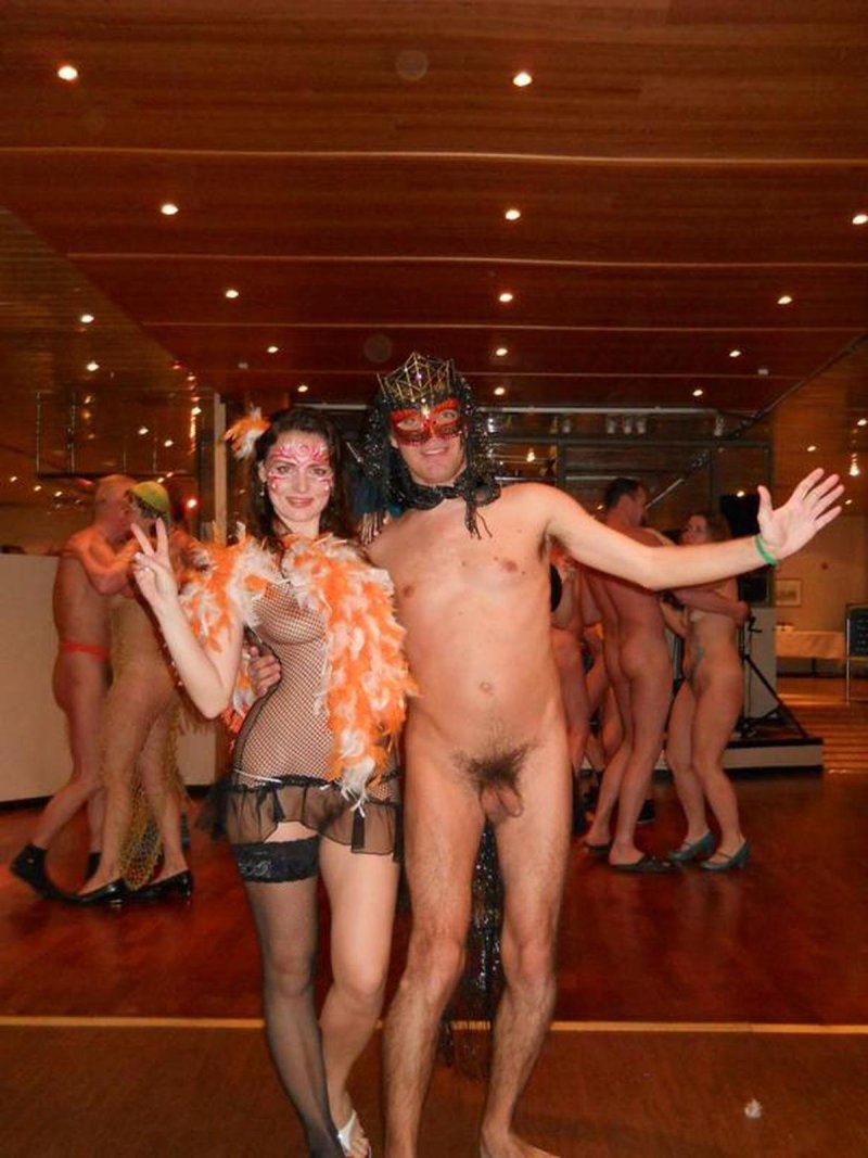 Семейный праздник голышом