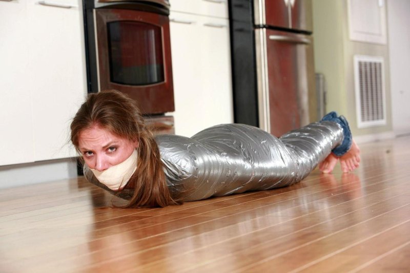 Связанная девушка скотчем