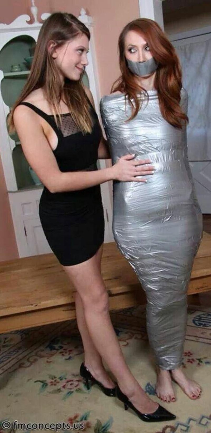 Связанная скотчем девушка