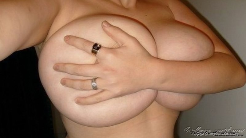 Прикрывает огромную грудь