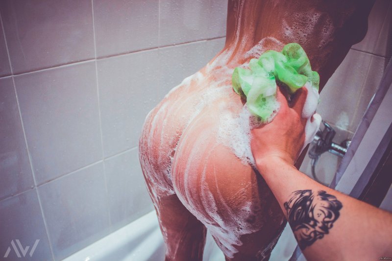 В душе девушка