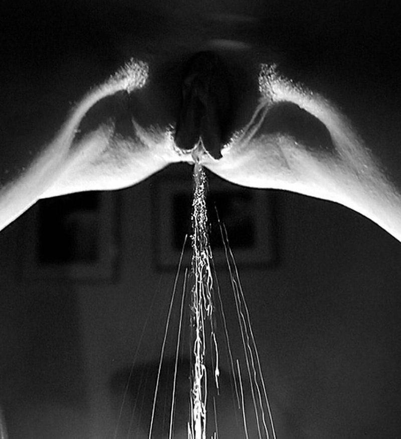 Струя воды на черном фоне