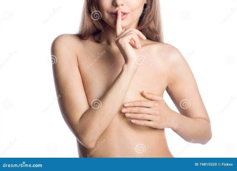 Женская грудь прикрытая рукой
