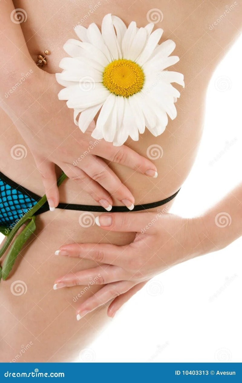 Женщина с ромашками