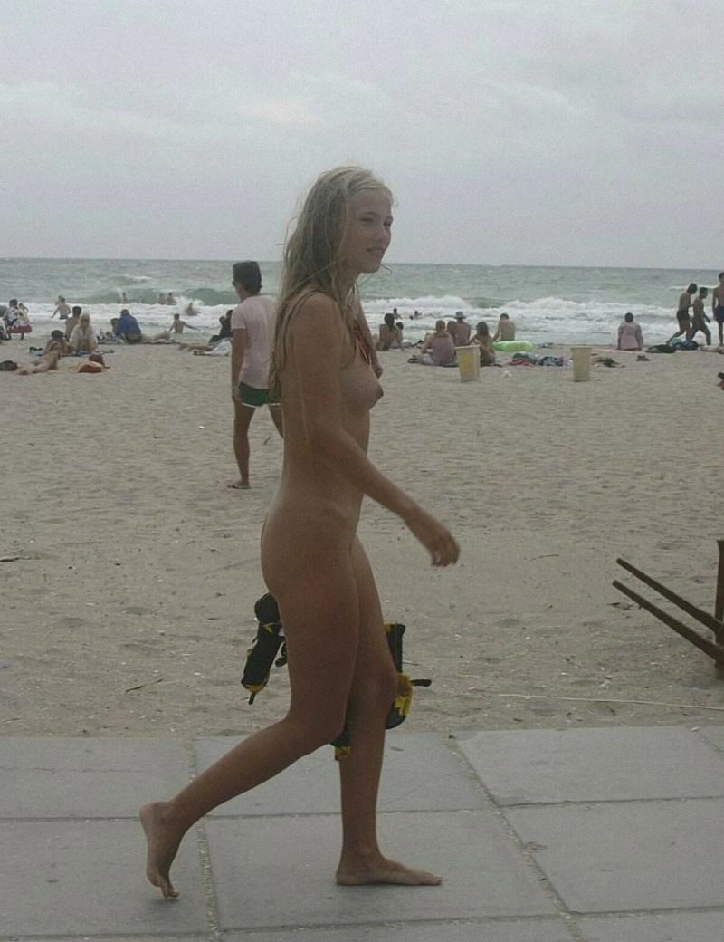 Ню нудистки