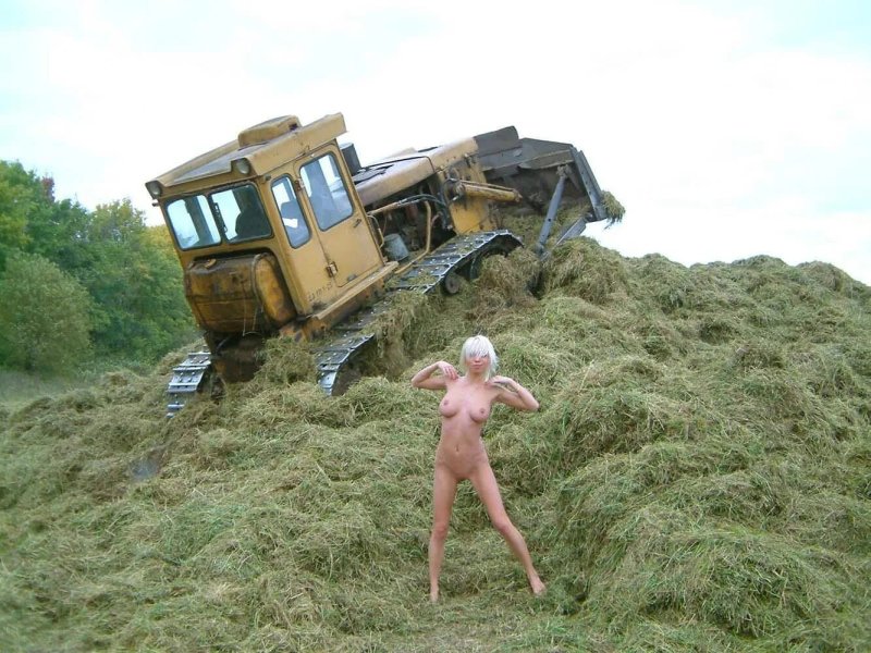 Женщины голышом на сенокосе