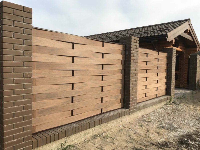 Забор плетенка из доски горизонтальной