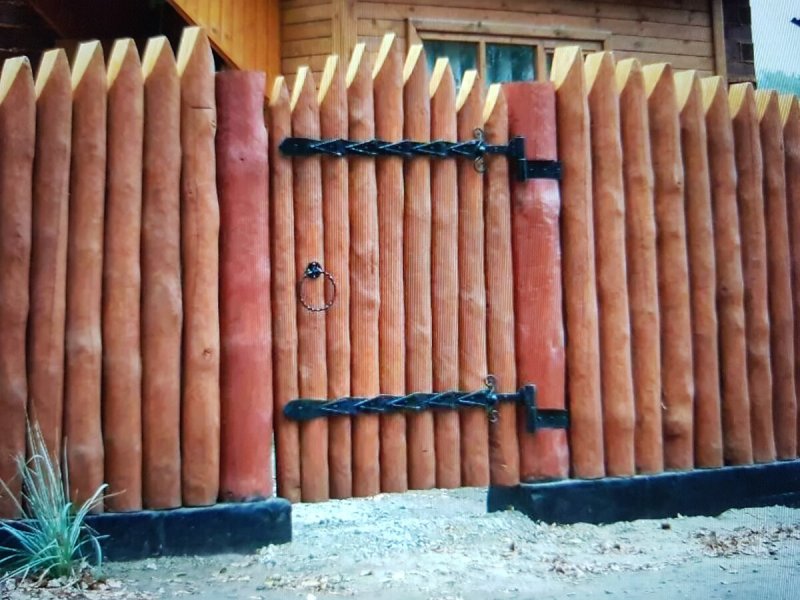 Забор из бревен