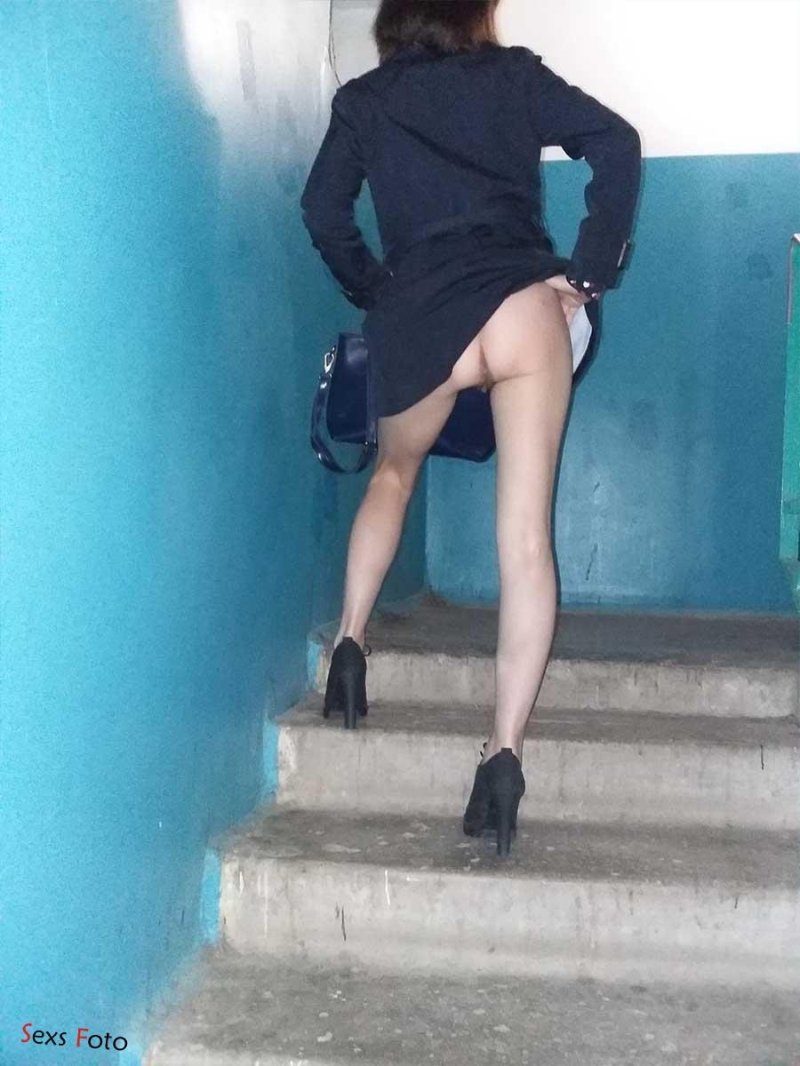 В подъезде без трусиков девушки