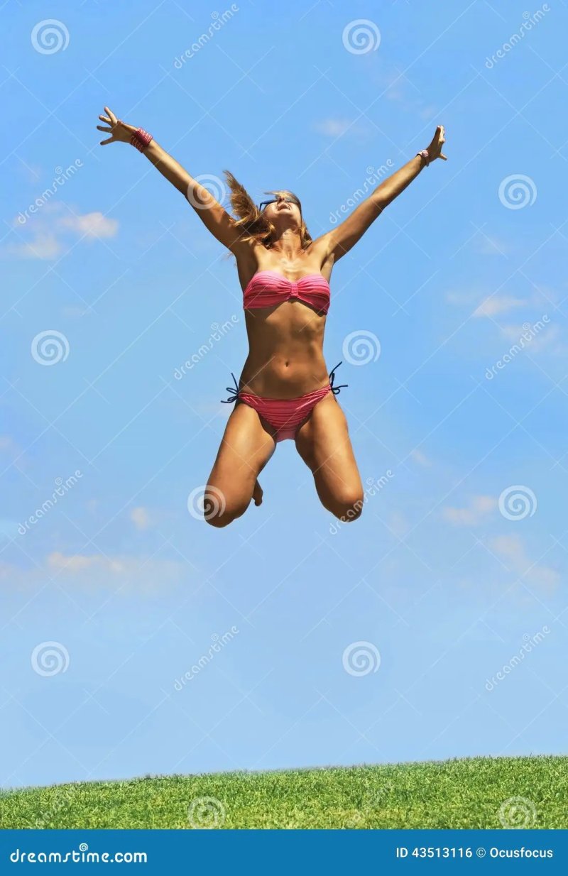 Девушка в бикини прыгает