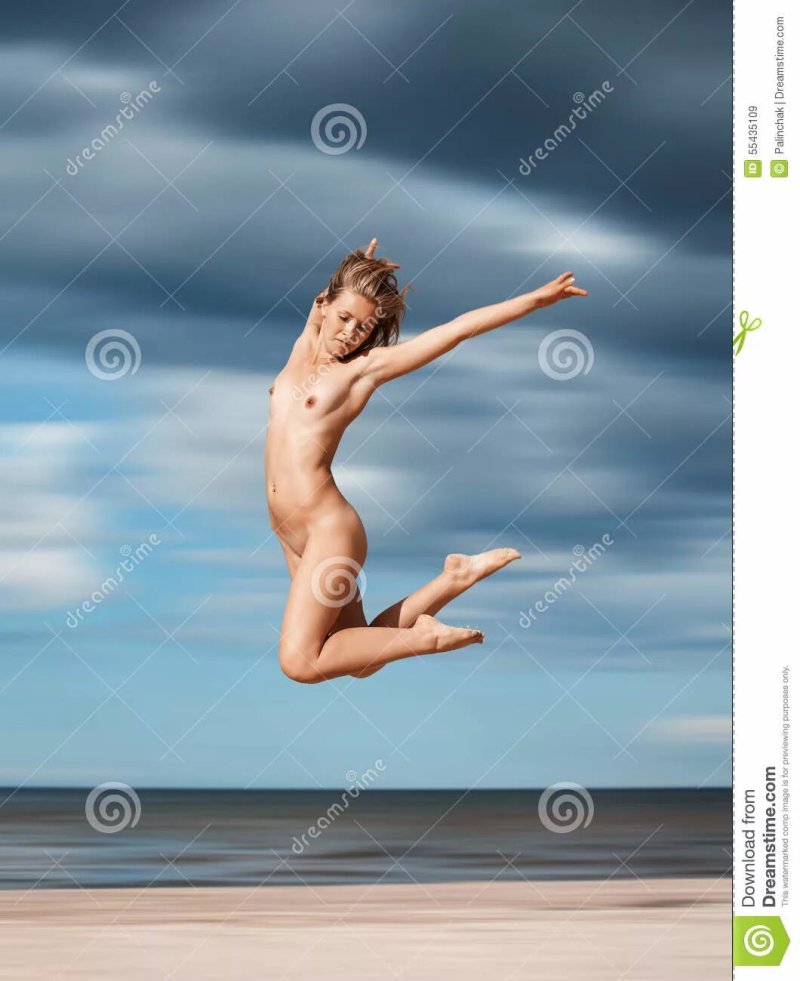 Голая женщина подпрыгивает