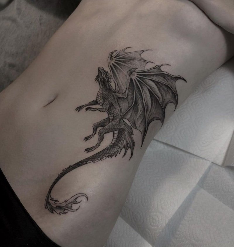 Тату дракон на ляшке