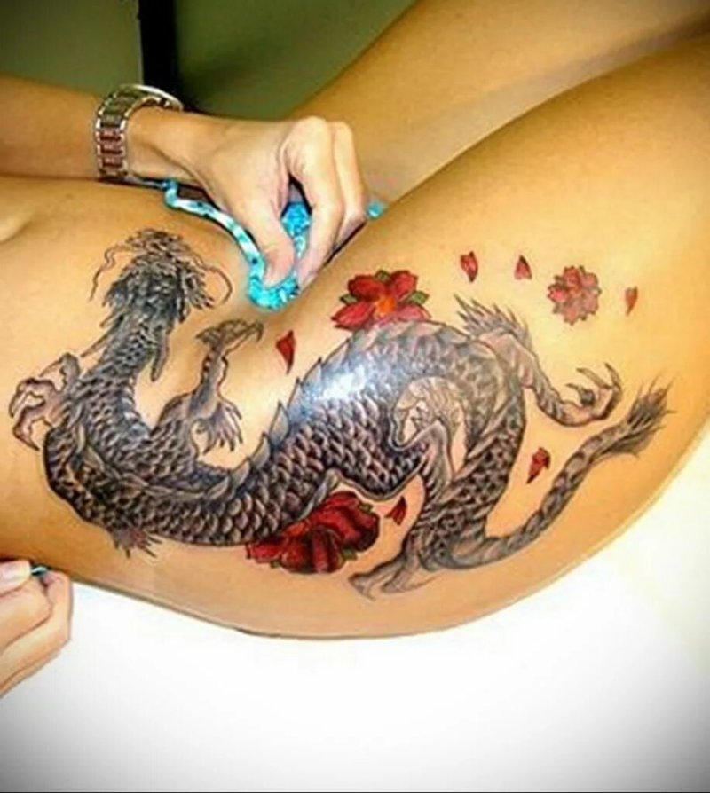 Дракон на бедре тату