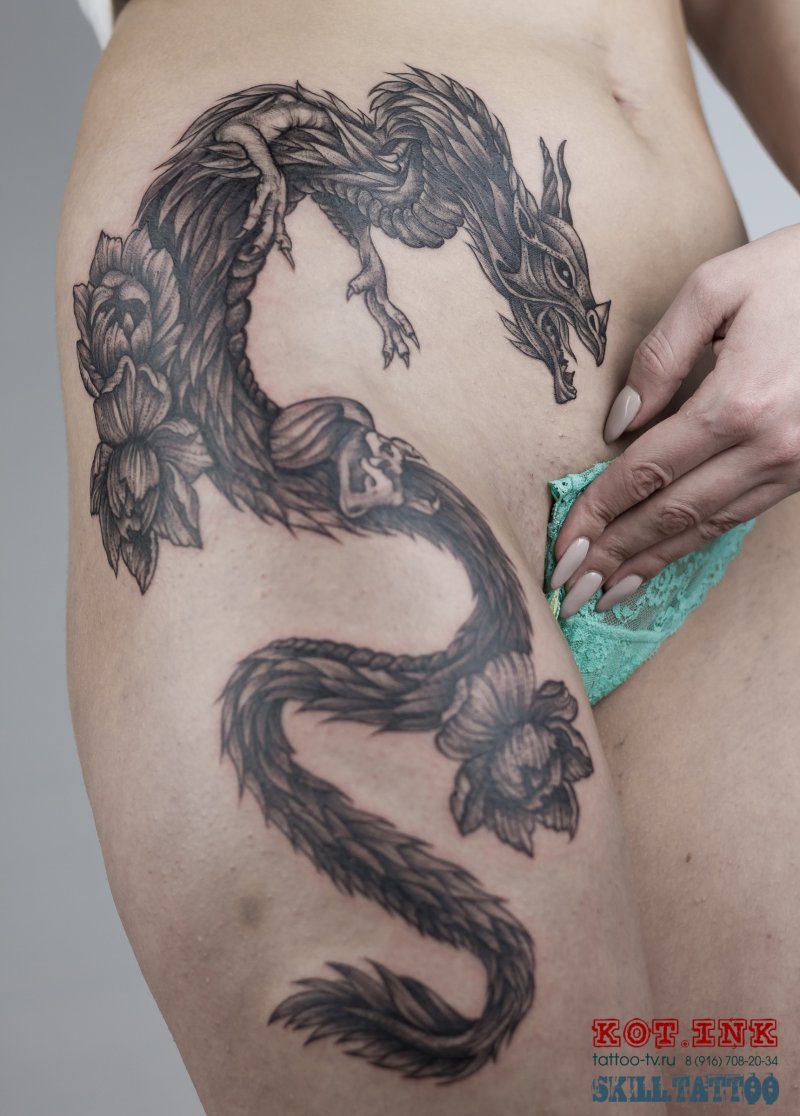 Тату дракона на бедре