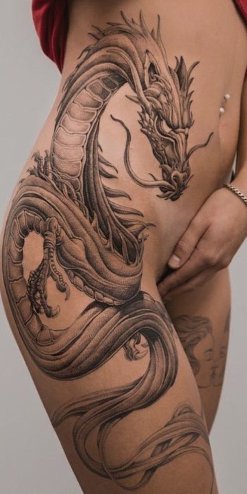 Дракон на бедре