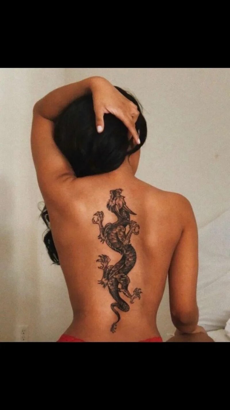 Женские тату на спине