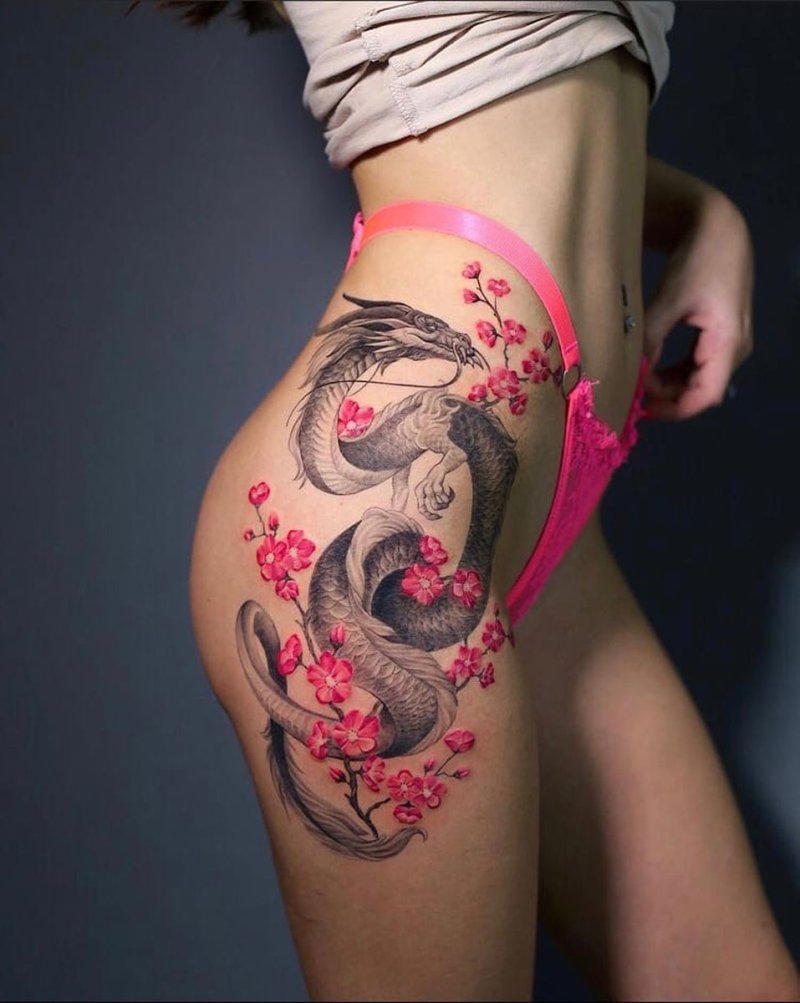 Тату на бедре для девушек дракон