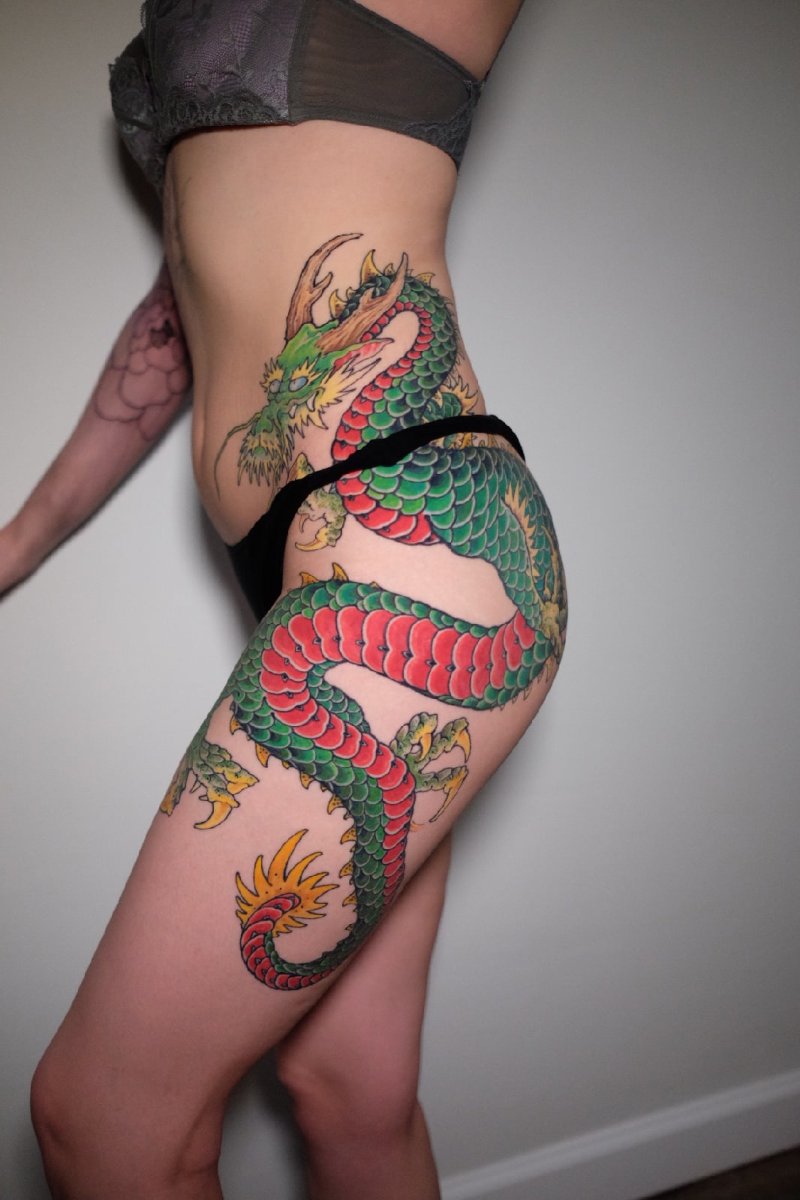 Тату на бедре дракон