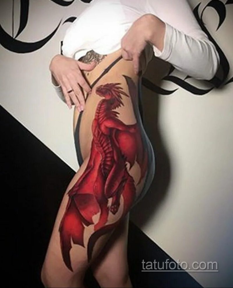 Дракон на бедре тату