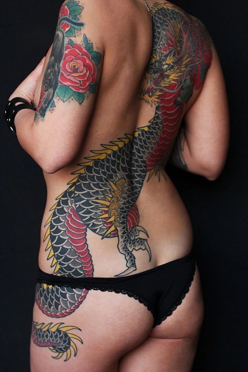 Тату дракона на бедре