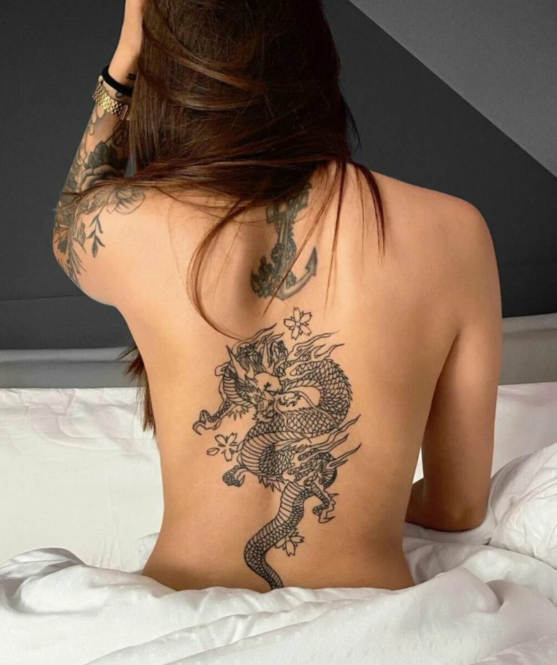 Дракон на спине тату