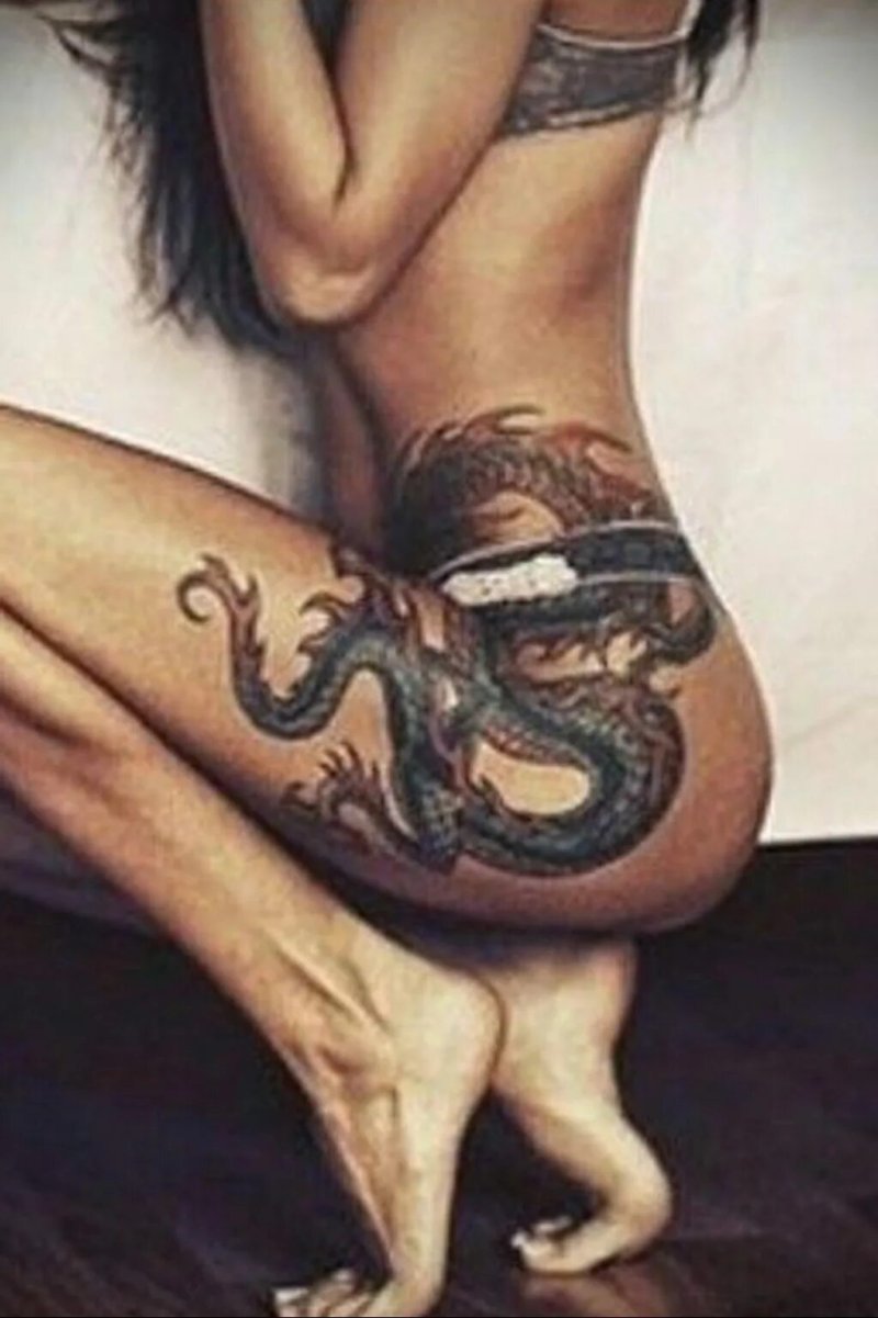 Дракон на бедре тату