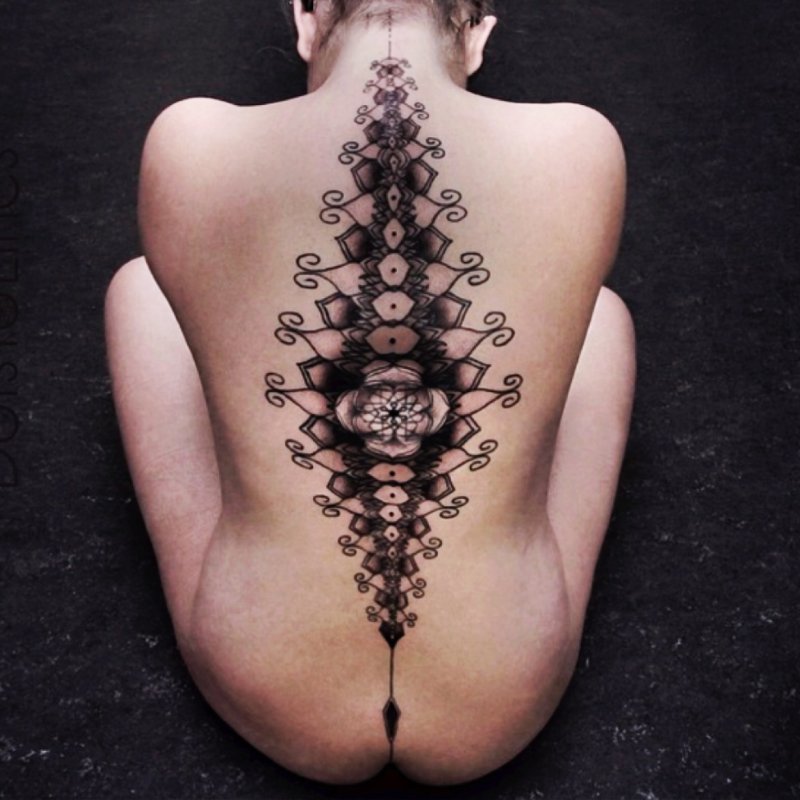 Тату женская на спине