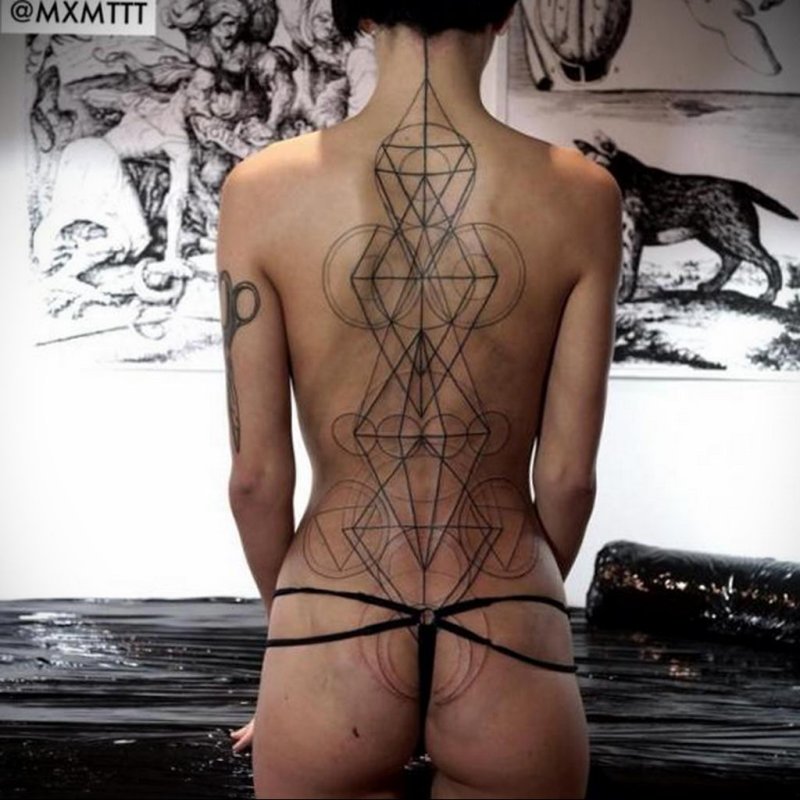 Сакральная геометрия тату девушки