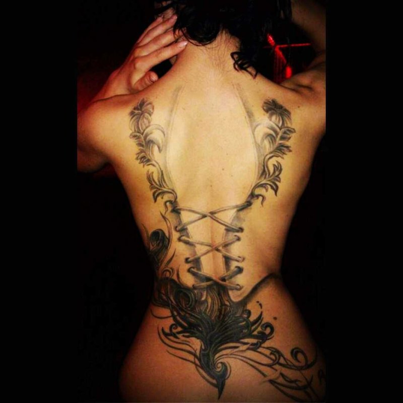 Тату на спине для девушек