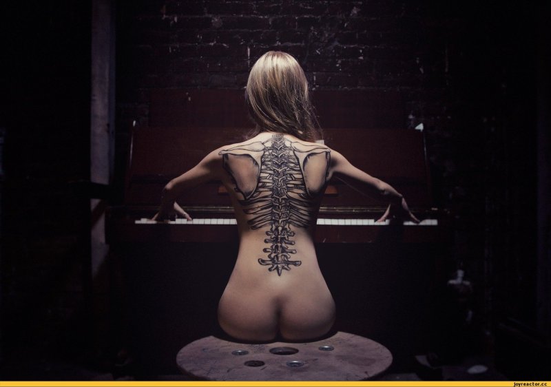 Девушка с тату на спине
