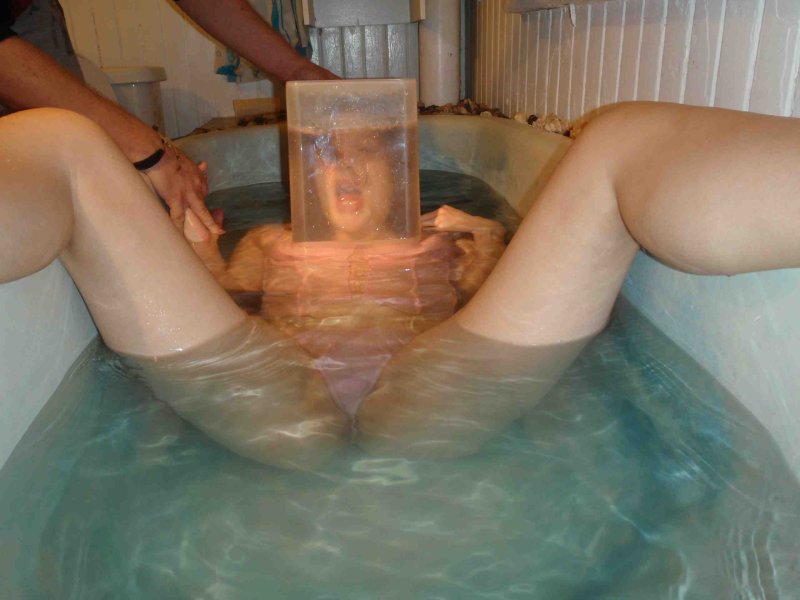 Эротическое утопление девушки