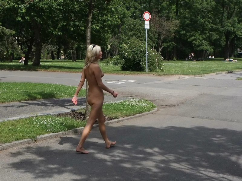 Голышом по улице