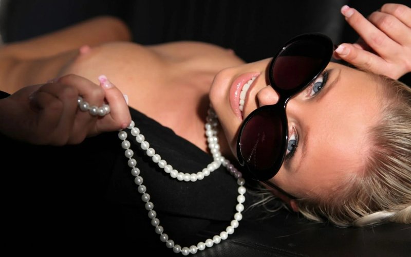 Девушка с бусами