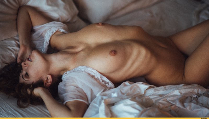 Красивые голые женщины в постели