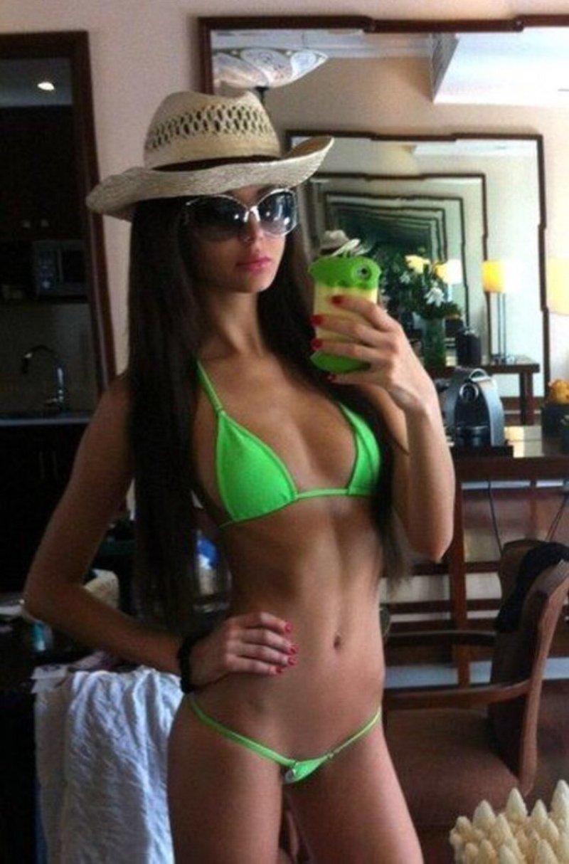 Девушки в купальниках домашнее