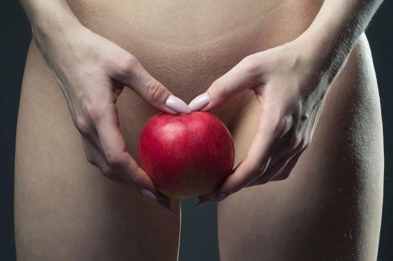 Эротические девушки с яблоком